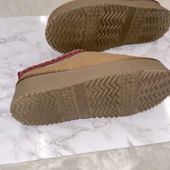 Cozy Tan Slip-On Shoes with Red Trim size 37/6.5-7 - Picture 10 of 10